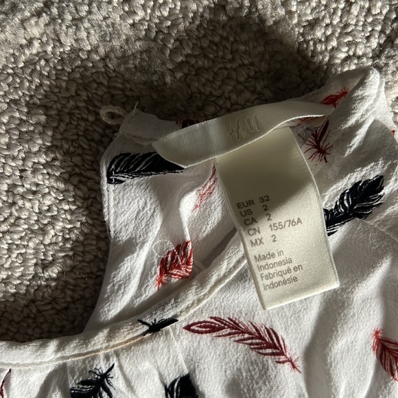 H&m top super cute needs a little ironing love - Picture 2 of 2